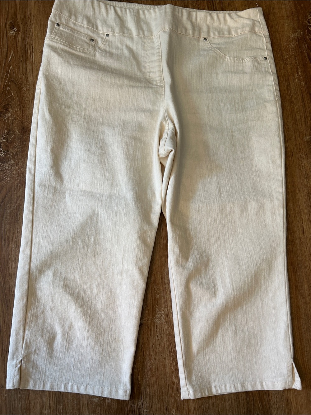 Ruby Rd. Cream Cropped Stretch Capris